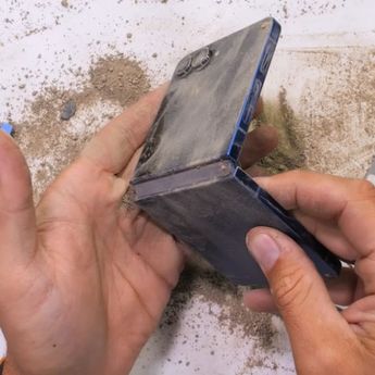 Uji Ketahanan Samsung Galaxy Z Flip 7: Tangguh di Engsel, Rapuh di Layar
