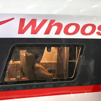 Momen Prabowo ke Bandung Naik Whoosh Bareng Warga