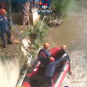 Warga Bogor Digegerkan Mayat Pria Mengambang di Sungai Kali Baru