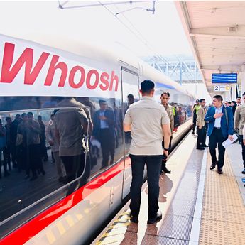 Antusias Warga Bertemu Prabowo Naik Kereta Cepat Whoosh Kembali ke Jakarta