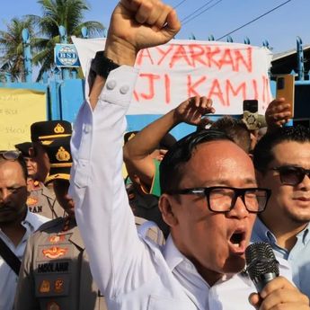 Wamenaker Temui Buruh di Padang Pariaman yang Tak Digaji Empat Bulan: “Negara Tidak Akan Abai”