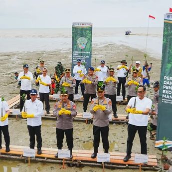 Kapolri Tanam Mangrove di Mempawah untuk Kelestarian Lingkungan dan Masa Depan