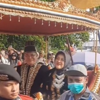 Viral Bupati Pati Disoraki Warganya saat Iring-iringan Kirab Budaya