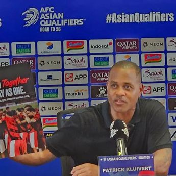 Kluivert Berpeluang Tampil di Laga Legenda Real Madrid vs Barcelona