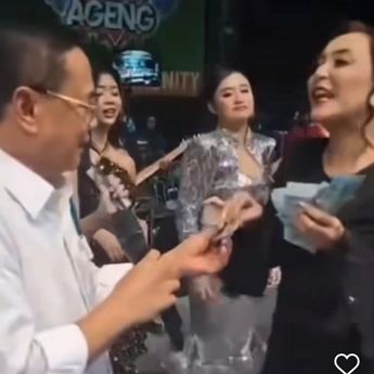 Viral! Aksi Bupati Pati Sawer Wanita Cantik Diduga Biduan