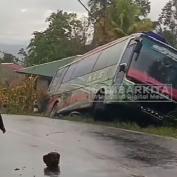 VIDEO: Detik-detik Bus ALS Terperosok Nyaris Masuk Jurang di Tapanuli Utara