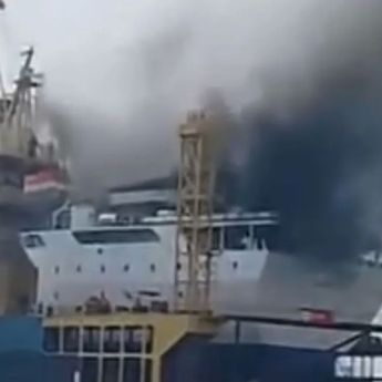 Kapal Dorolonda Terbakar di Pelabuhan Tanjung Priok, 30 Personel Damkar Dikerahkan