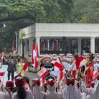 Prabowo Sambut Hangat Kedatangan Presiden Peru Dina Boluarte di Istana Merdeka