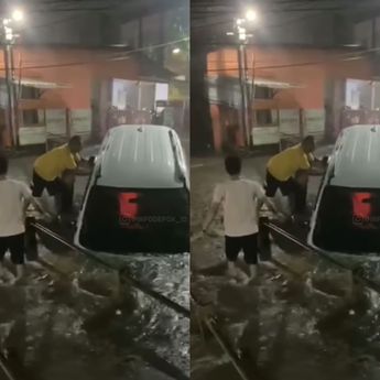 VIDEO: Mobil Terendam Banjir Depok Malam Ini