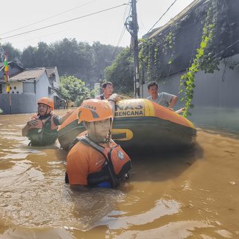 BAZNAS Respons Cepat Bantu Evakuasi Korban Banjir di Tangerang Selatan