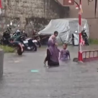 Hujan Deras Guyur Tangsel, Bintaro Tergenang Banjir di Sejumlah Titik