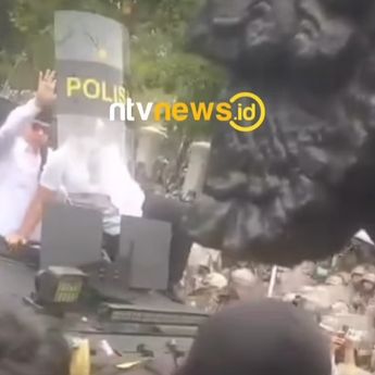 Bupati Pati Minta Maaf, Eh Malah Dilempar Sandal Pendemo
