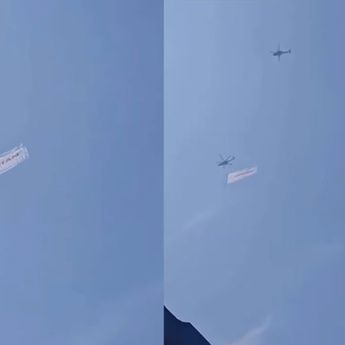Helikopter Bawa Bendera Latihan Melintas di Langit Jakarta