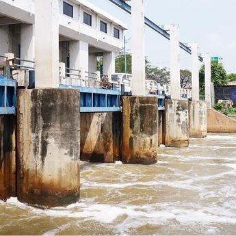 Ada Tumpukan Busa Putih di Pintu Weir 3 BKT