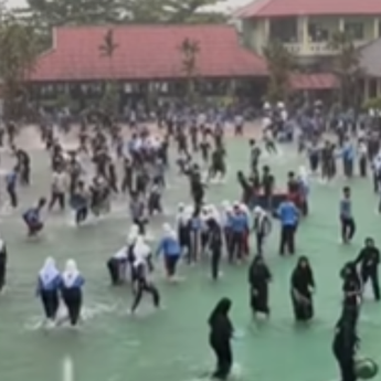 Momen Lapangan Sekolah Banjir Langsung Dijadikan Tempat Bermain Siswa