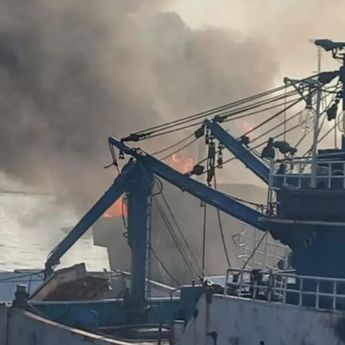 Kapal Terbakar di Perairan Muara Baru, Pemadam Kerahkan Lima Unit Damkar