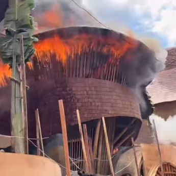 Kebakaran Hebat Hantam Kompleks Villa Ulaman Tabanan