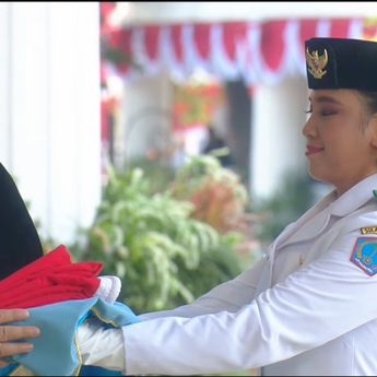 Momen Prabowo Cium Bendera Merah Putih Sebelum Dikibarkan pada Upacara HUT RI ke-80