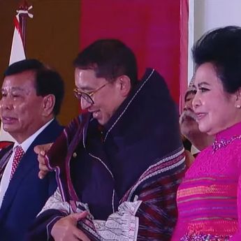 Momen Nurdin Tampubolon Berikan Ulos Kehormatan untuk Fadli Zon di HUT Batak Center