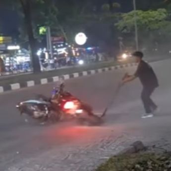 2 Motor Berputar Seperti Gasing Usai Terlibat Tabrakan