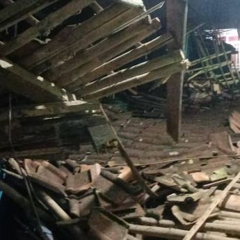 Madrasah Ambruk di Sukabumi Usai Diguyur Hujan Deras Disertai Angin