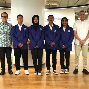 Astra Serahkan Beasiswa Perguruan Tinggi Perdana ke 4 Siswa Binaan