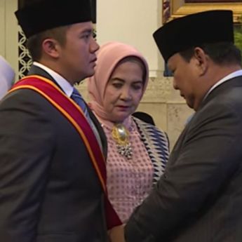 Detik-detik Seskab Teddy Indra Disematkan Penghargaan oleh Presiden Prabowo
