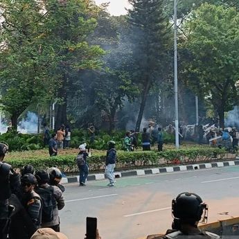 Polisi Tembakkan Gas Air Mata untuk Bubarkan Massa di Senayan