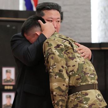 Tangis Kim Jong-un saat Beri Penghormatan pada Prajurit Korut yang Gugur di Perang Ukraina