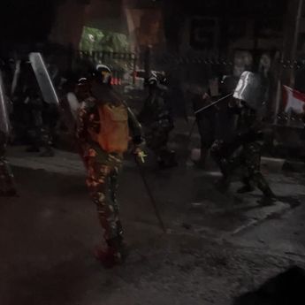 Sedang Berteduh, Polisi dan TNI Kocar-kacir Diserang Perusuh di Pejompongan