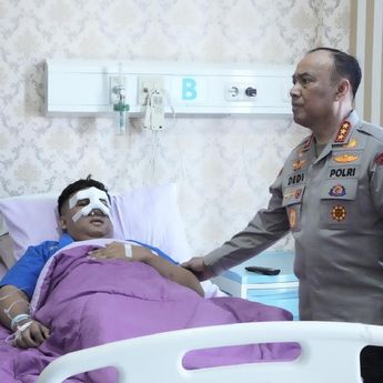 Wakapolri Jenguk Polisi yang Luka-luka saat Demo DPR di RS Polri