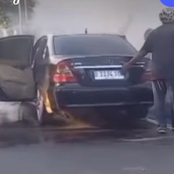 Mobil Terbakar di Kawasan Industri Suryacipta Karawang Pagi Ini