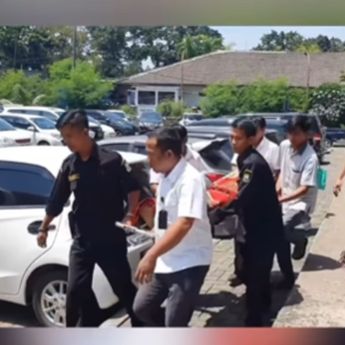 VIDEO: Lagi Urus KTP di Kantor Disdukcapil Kota Cilegon, Pria Ini Tiba-tiba Meninggal