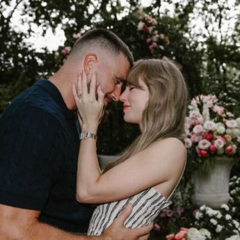 Taylor Swift Umumkan Tunangan dengan Travis Kelce