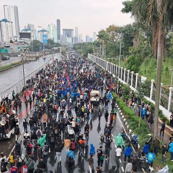 Massa Aksi Lempari Aparat dengan Batu hingga Petasan