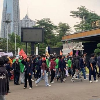 Mahasiswa Padati Gerbang Belakang Gedung DPR