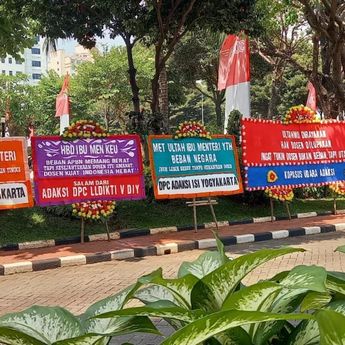 Ulang Tahun Sri Mulyani Dihiasi Karangan Bunga Berisi Kritik Dosen, Begini Pesannya