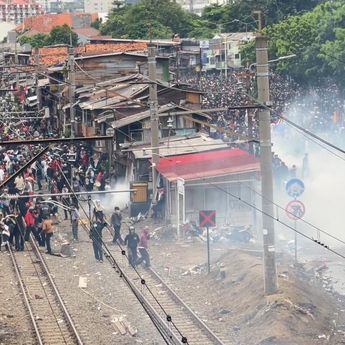 Ratusan Brimob Pukul Mundur Puluhan Ribu Pendemo yang Rusuh di Pejompongan