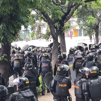 Polisi Bentrok dengan Perusuh di Pertigaan Pejompongan