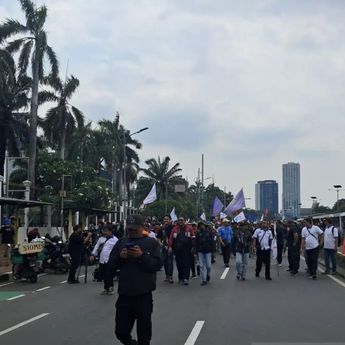 Aksi Ribuan Buruh di Depan Gedung DPR Dibubarkan