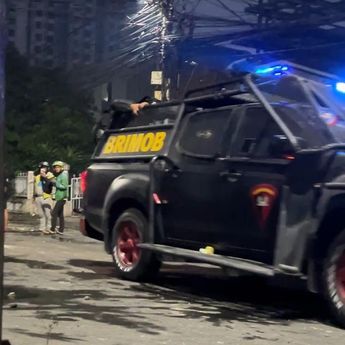 1 Brimob Terkapar saat Bentrok dengan Perusuh di SPBU Penjernihan