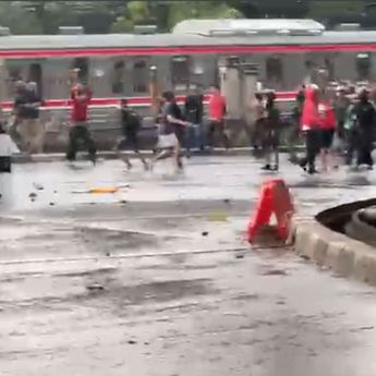 Bentrokan Pecah di Pejompongan, Polisi Halau Massa dengan Gas Air Mata