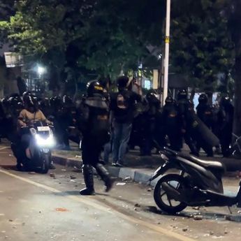 Tak Kunjung Bubar, Polisi Pilih Mundur Hadapi Massa Demo DPR di SPBU Penjernihan
