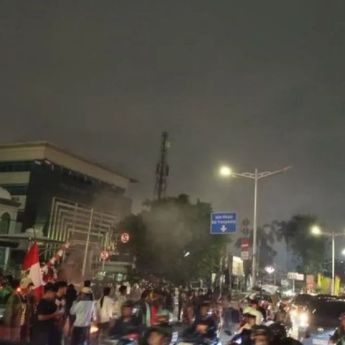 Massa Gelar Aksi di Simpang Otista, Jakarta Timur, Bakar Ban dan Tutup Jalan