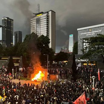 Massa Bakar Ban dan Rusak Fasilitas di Depan Polda Metro Jaya