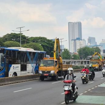 Dinas Bina Marga DKI Jakarta Perbaiki Separator Busway di Depan DPR/MPR