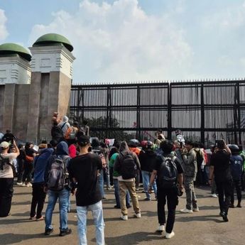 Ratusan Massa Kembali Gelar Aksi di Depan Gedung DPR/MPR