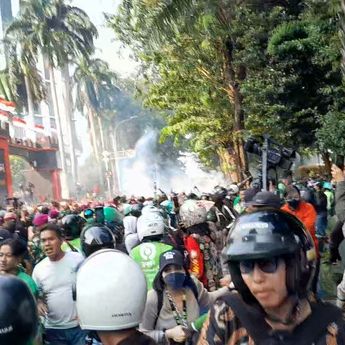 Mencekam, Massa Lempar Petasan ke Mako Brimob Kwitang Dibalas Gas Air Mata