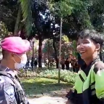 TNI Tenangkan Massa Ojol yang Demo di Depan Brimob Kwitang