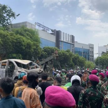 Momen TNI Evakuasi Mobil Sipil yang Dibakar Saat Aksi Massa di Kwitang